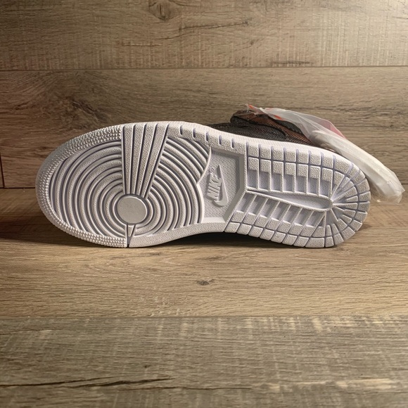 Womens Air Jordan 1 Retro Hi OG Fearless - Picture 4 of 5